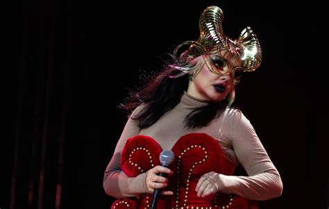 björk nackt|Björk: Alle sind nackt und geil und erleuchtet 